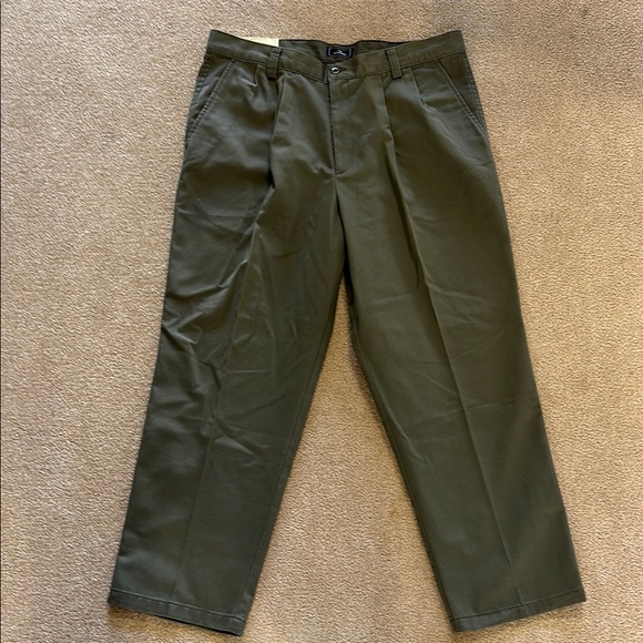 Dockers Relaxed Fit Pleated Chinos (Irregular) 36 x 29 dress pants - Picture 2 of 8